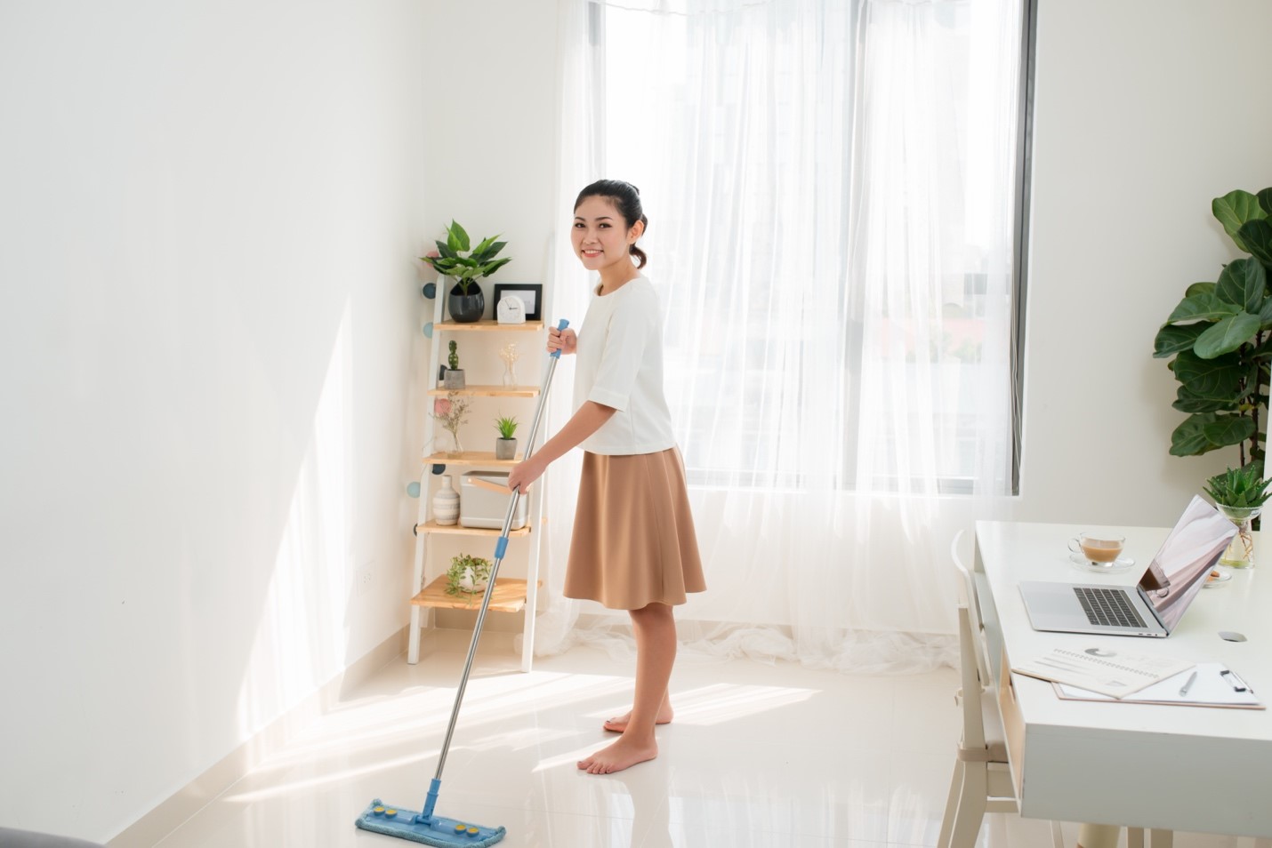 Jadikan Rumah Kembali Segar Setelah Libur Panjang dengan Cairan Pembersih Lantai Pilihan