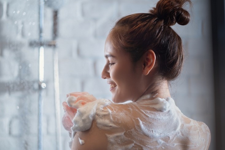 Stop Kebiasaan Terlalu Lama di Kamar Mandi, Ini Cara Mandi yang Benar