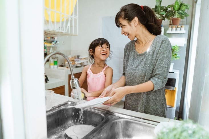 Tips Membiasakan Anak Menjaga Kebersihan di Rumah