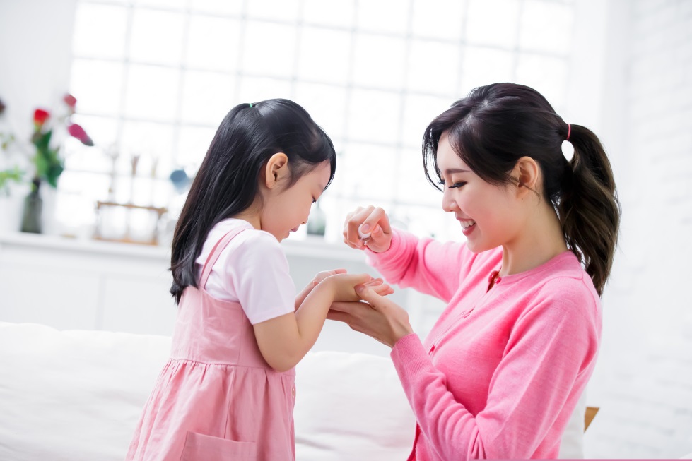 Tips Mengajari Anak Cuci Tangan Tanpa Bilas dengan Hand Sanitzer